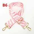 Gros plan sur la bandoulière brodée motif zèbre rose et blanc avec crochets dorés - Motif Zèbre Rose et Blanc Tissé (B6)