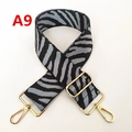 Détail de la bandoulière réglable à motif zébré avec des crochets dorés brillants - Jacquard Zèbre Bleu Gris et Noir (A9)