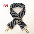 Détail d'une large bandoulière zébrée avec boucles dorées et accessoires métalliques réglables - Tricot Zèbre Gris et Noir (B9)