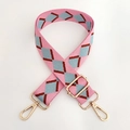 Detail eines rosa-blauen Taschenriemens aus Canvas mit goldenen Karabinerhaken - #1 Goldverschluss