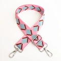 Detailaufnahme des breiten Jacquard-Taschen-Schultergurts mit rosa-blauem Rautenmuster - #1 Silberverschluss