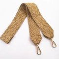 Detail eines bestickten Taschenriemens im Ethno-Stil mit goldenen Karabinerhaken - Gelb