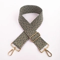 Détail de la bandoulière large brodée avec motifs géométriques verts et beiges - Vert