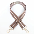 Nahaufnahme brauner Nylon-Taschengurt mit weißem V-Muster und goldenen Metallkarabinern - Dunkelkhaki Goldschnalle