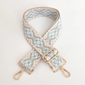 Dettaglio della tracolla regolabile in tessuto etnico con moschettoni in metallo dorato - Bianco Blu Chiaro Floreale