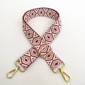 Détail d'une bandoulière géométrique bordeaux avec des ferrures en métal doré - Fuchsia