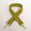 Détail de bandoulière jacquard ethnique avec crochets dorés et motif géométrique jaune - Jaune
