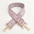 Dettaglio tracolla regolabile in jacquard geometrico viola con ganci in metallo oro - Bianco con fiori viola