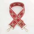 Dettaglio della tracolla larga regolabile con motivo etnico e ganci dorati lucidi - Rosso Beige