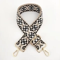 Dettaglio della tracolla intrecciata con motivo etnico e ganci a scatto dorati - Base Beige Nero Bianco