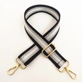 Detail van verstelbare zwart-zilver gestreepte nylon tasriem met gouden draaibare haken - Zilveren Streep