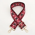 Dettaglio della tracolla larga etnica in jacquard con motivi rossi e ganci in metallo oro - Nero Bianco Rosso