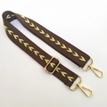 Detail van verstelbare nylon tasriem met geometrisch weefpatroon en gouden metalen haken - Licht Koffie Pijl