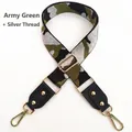 Detail eines Camouflage-Taschenriemens in Armee-Grün und Silber mit goldenen Haken - Armeegrüner Silberfaden