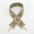 Dettaglio della tracolla jacquard etnica con moschettoni dorati e fibbia regolabile - Cachi Profondo Verde