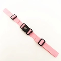 Detailansicht eines verstellbaren rosa Nylon-Rucksack-Brustgurts mit schwarzer Schnalle - Rosa