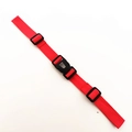 Makro-Detail des roten Nylon-Rucksack-Brustgurts mit schwarzem Schnellverschluss - Rot