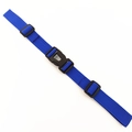 Detail eines blauen Nylon-Brustgurts mit schwarzer Schnalle und verstellbaren Clips - Blau