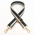 Detail van verstelbare schouderriem met blauw-beige strepen en gouden metalen haken - Groen