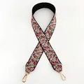 Détail de la broderie florale ethnique sur une large bandoulière avec crochet doré - Style 1