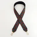 Vue détaillée d'une bandoulière brodée vintage avec des crochets dorés rotatifs - Style 4