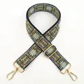 Dettaglio della tracolla ricamata floreale con ganci dorati e fibbia regolabile - Beige Milano