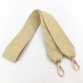 Dettaglio della tracolla in tela jacquard chevron con ganci girevoli in oro rosa di qualità - Giallo