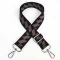 Dettaglio tracolla regolabile con motivo geometrico grigio e ganci metallici lucidi - Cinturino Nero Fibbia Argentata
