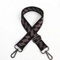 Dettaglio di tracolla regolabile con motivo a zigzag nero e caffè e ganci in metallo - Cinturino Nero Fibbia Gunmetal