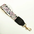 Detalle de la correa para bolso con estampado floral de margaritas y gancho dorado - Estilo 2