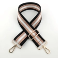 Dettaglio della tracolla larga in nylon con strisce glitterate e ganci metallici dorati lucidi - Filo Nero Oro