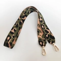 Détail d'une bandoulière en nylon léopard vert avec des fermoirs dorés polis - Style Long Vert (Léopard)