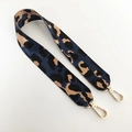 Détail de la bandoulière en nylon jacquard léopard avec mousquetons en métal doré - Style Court Bleu (Léopard)