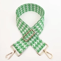 Dettaglio tracolla in tessuto pied de poule verde con fibbia dorata e ganci in metallo - Verde