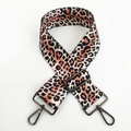 Dettaglio tracolla leopardata con moschettoni regolabili in metallo scuro su fondo bianco - Beige Marrone (Fibbia Canna di Fucile)