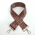 Dettaglio della tracolla leopardata regolabile con moschettoni dorati lucidi per borse - Leopardo Marrone (Fibbia Dorata)