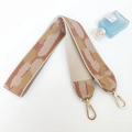 Dettaglio della tracolla in nylon per borsa con motivi geometrici a serpente colorati - Marrone