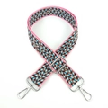 Detail eines bunten gewebten Schultergurts mit geometrischem Muster und Metallhaken - Rosa (Silberschnalle)