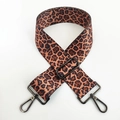 Dettaglio della tracolla larga leopardata con ganci girevoli in metallo scuro regolabili - Leopardo Marrone (Fibbia Nero Fucile)