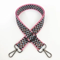 Detail eines rosa gewebten Schultergurts mit geometrischen Mustern und grauen Haken - Rosa (Gunmetal-Schnalle)