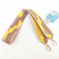 Dettaglio di tracolla intrecciata multicolore con moschettoni in metallo oro chiaro - Giallo con bordo rosa