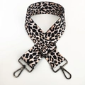 Dettaglio della tracolla leopardata con hardware in metallo regolabile e chiusure a scatto - Beige (Fibbia Canna di Fucile)