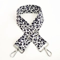 Dettaglio tracolla leopardata con fibbie metalliche argentate su sfondo bianco neutro - Leopardato Bianco (Fibbia Argentata)