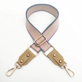 Détail de la bandoulière tissée à rayures roses et bleues avec attaches en cuir - Poudre Grise + Kaki