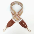 Détail de la sangle géométrique bohème avec embouts en cuir et clous métalliques - Marron