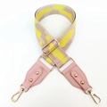Détail de la bandoulière tisée jaune avec finitions en cuir rose et boucle dorée - Khaki Jaune Rose