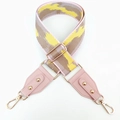 Vue détaillée de la bandoulière jacquard réglable avec mousquetons dorés et cuir rose - Rose Kaki