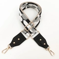 Détail de la bandoulière large tissée réglable avec motif pied-de-poule et rivets dorés - Noir Blanc Gris