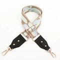 Détail de la bandoulière large ajustable avec motif géométrique et rivets dorés de luxe - Khaki Bleu Vert