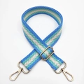 Dettaglio tracolla larga 3,8 cm in tessuto jacquard blu con moschettoni in metallo dorato - Blu e Bianco